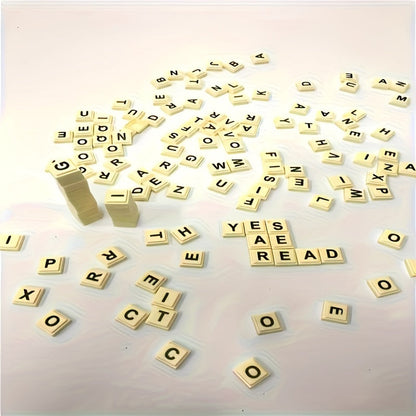 Viele Scrabble-Buchstaben aus Holz auf weißem Hintergrund verstreut.