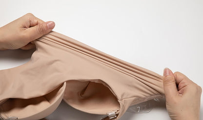 Hautfarbener, nahtloser BH aus Stretchmaterial, ideal für unsichtbaren Tragekomfort.