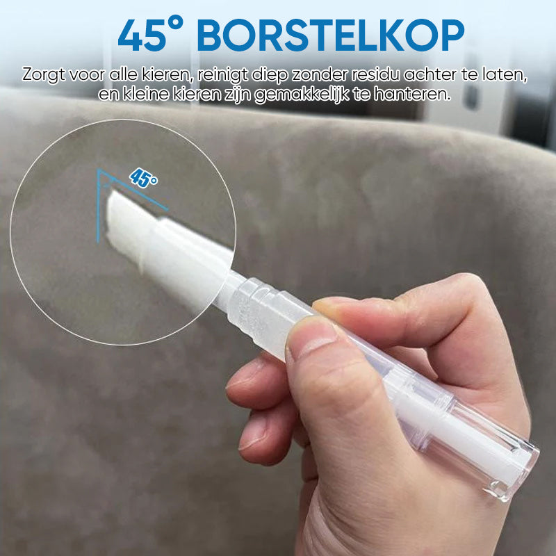 Hand hält weißen Reinigungsstift mit 45-Grad-Borstenkopf, ideal für schwer zugängliche Stellen.