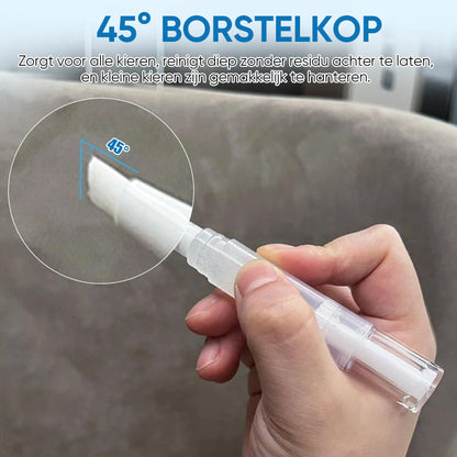 Hand hält weißen Reinigungsstift mit 45-Grad-Borstenkopf, ideal für schwer zugängliche Stellen.