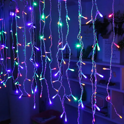 Bunte LED-Lichterketten, Weihnachtsdekoration, Innenbeleuchtung, mehrfarbig, festlich.