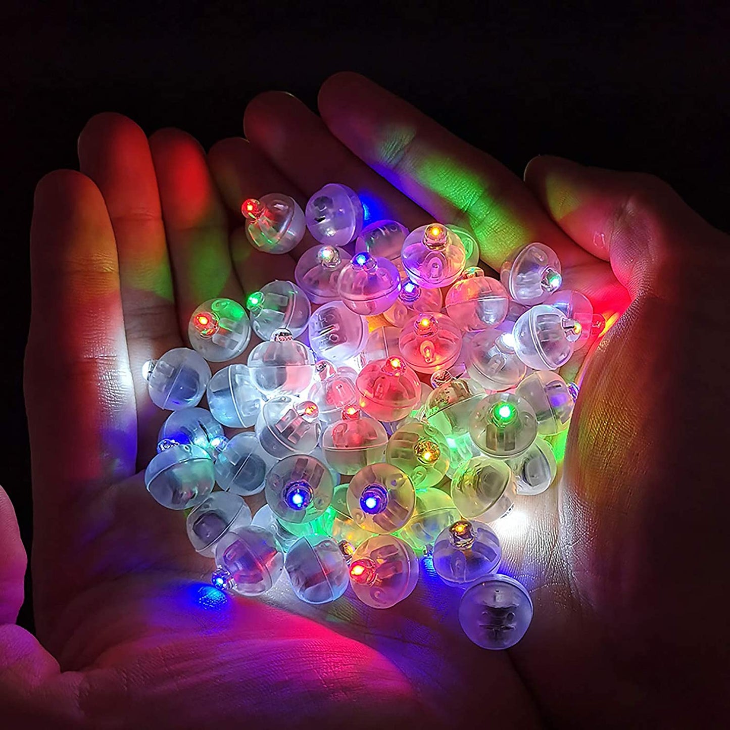 Bunte LED-Lichter in Hand, leuchtend, dekorativ, Partybeleuchtung, energieeffizient, vielseitig.