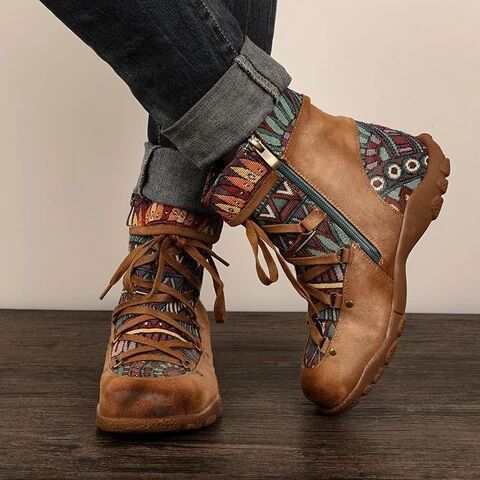 Braune Lederstiefel mit buntem Ethno-Muster, Reißverschluss, Damenmode, Herbstschuhe.