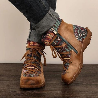 Braune Lederstiefel mit buntem Ethno-Muster, Reißverschluss, Damenmode, Herbstschuhe.