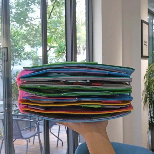 Bunte, gestapelte Filzplatten vor Glasfenster, Bastelmaterial, DIY-Projekte, Innenraum.