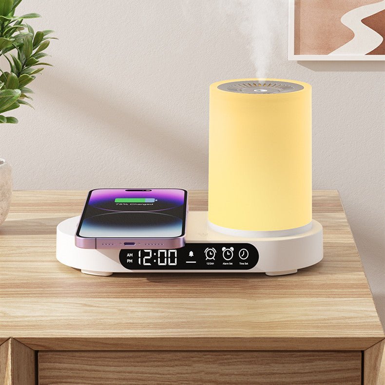 Bunter Aroma-Diffuser mit Uhr und Smartphone-Ladestation auf Holztisch.