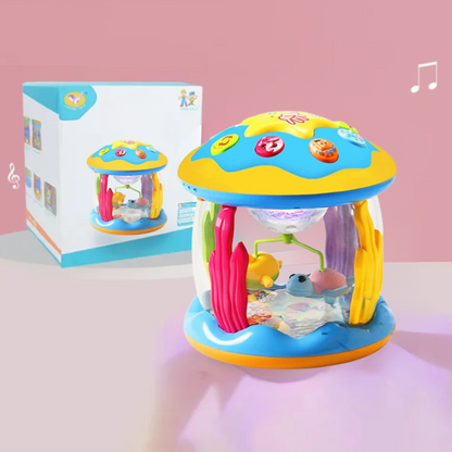 Buntes Babyspielzeug mit Musik, rotierend, Kunststoff, für Kleinkinder, auf rosa Hintergrund.