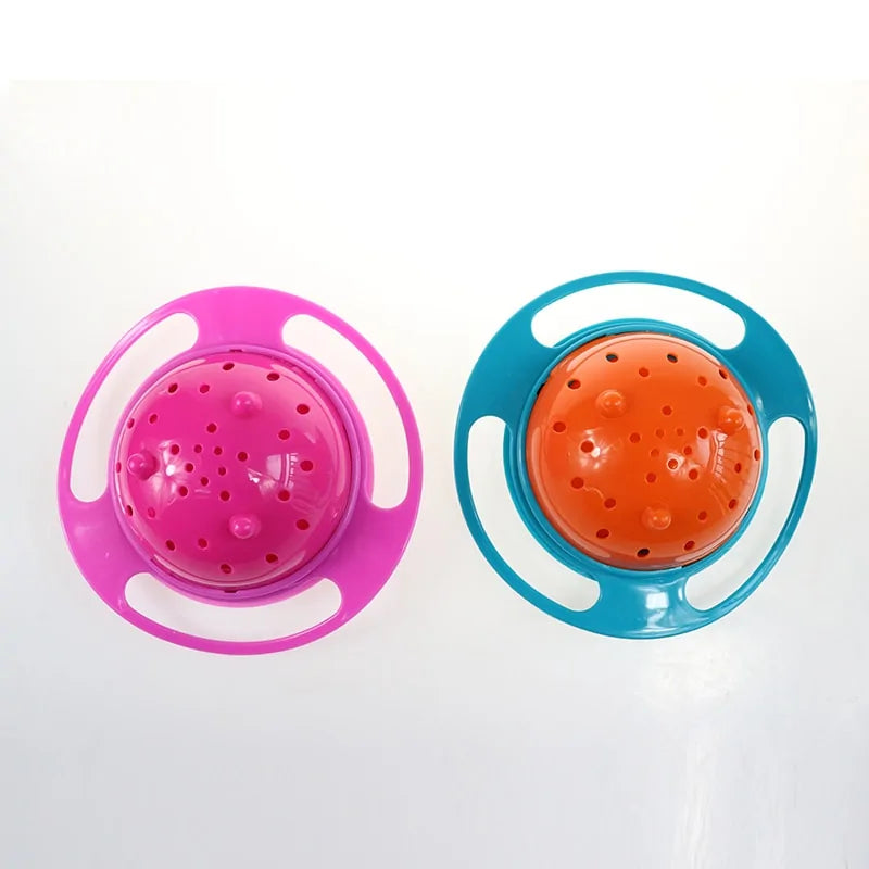 Zwei bunte Baby-Schnuller, rosa und orange, aus Kunststoff, auf weißem Hintergrund.