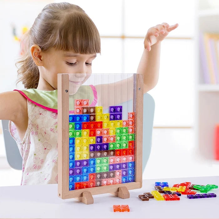 Mädchen spielt mit buntem Holz-Bausteinspielzeug, Lernspielzeug, pädagogisches Spielzeug.