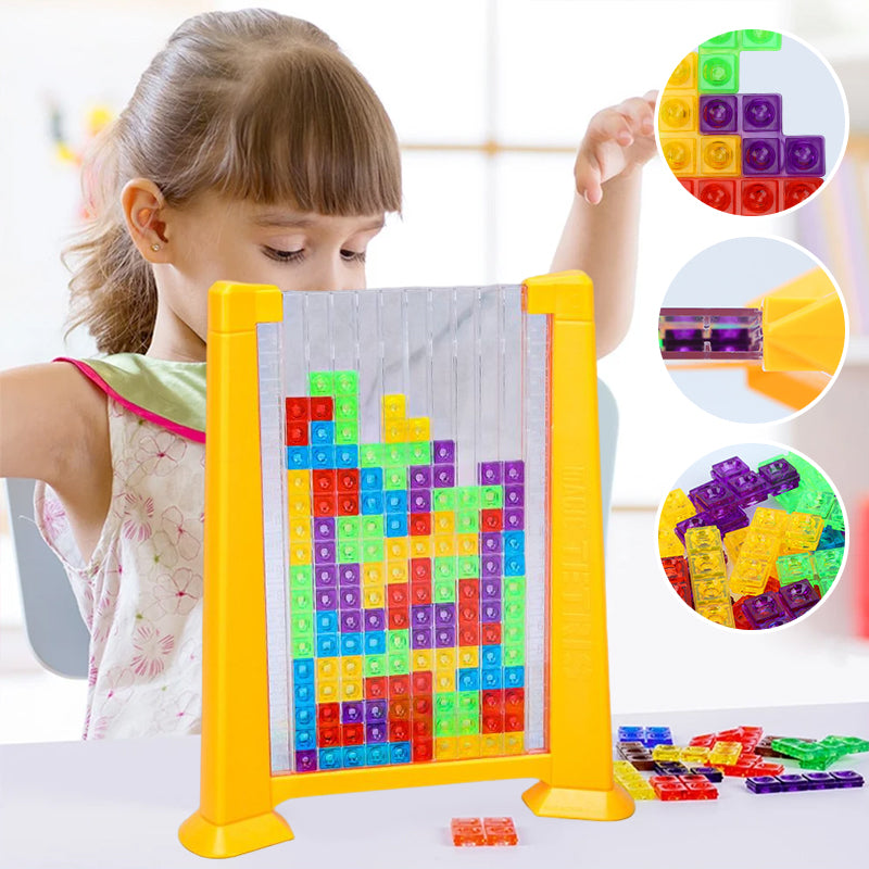 Mädchen spielt mit buntem Tetris-Spielzeug, transparent, gelb, pädagogisches Lernspielzeug.