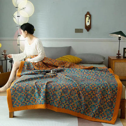 Frau auf Bett mit bunter Decke, modernes Schlafzimmer, gemütliche Einrichtung, Tagesdecke.