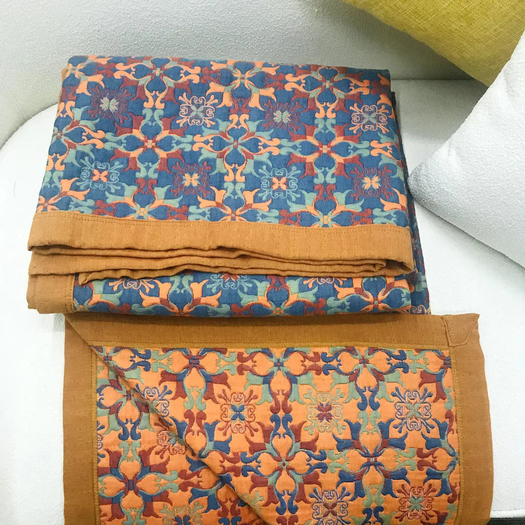Bunte, gemusterte Decke aus Baumwolle auf weißem Sofa, orientalisches Design, Heimdekoration.