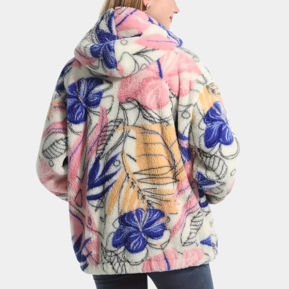 Flauschige Damenjacke mit Kapuze, bunte Blumenmuster, rosa und blau, Wintermode.