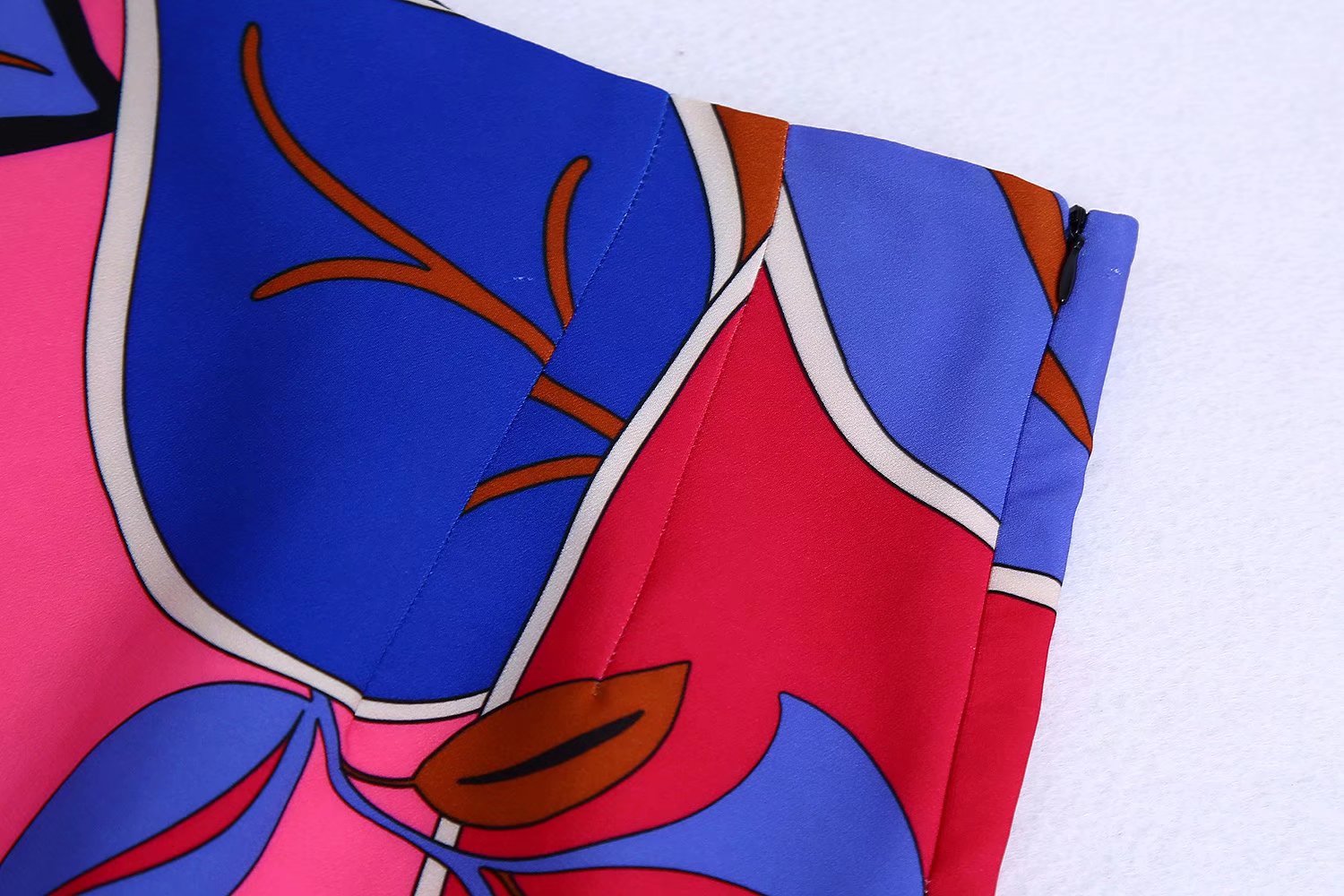 Bunter Stoff mit abstraktem Blumenmuster, blau-rot, Polyester, für Mode und Dekoration.