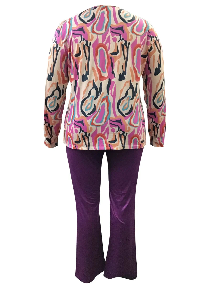 Bunte Damenbluse mit abstraktem Muster, lila Schlaghose, modische Damenbekleidung.