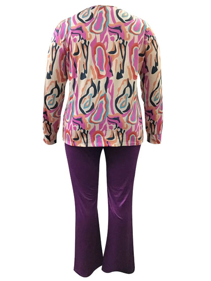 Bunte Damenbluse mit abstraktem Muster, lila Schlaghose, modische Damenbekleidung.