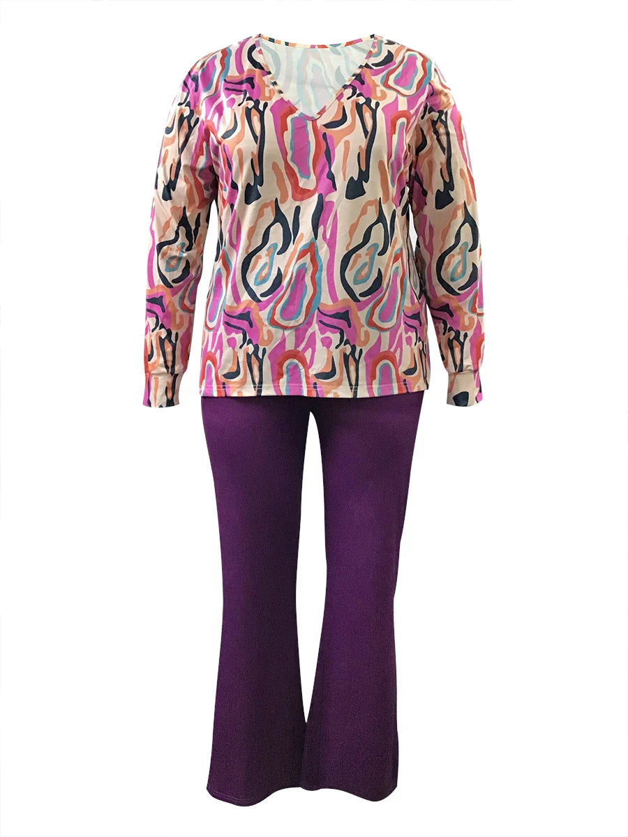 Buntes Damen-Outfit mit gemustertem Oberteil und lila Schlaghose, modisch und stilvoll.