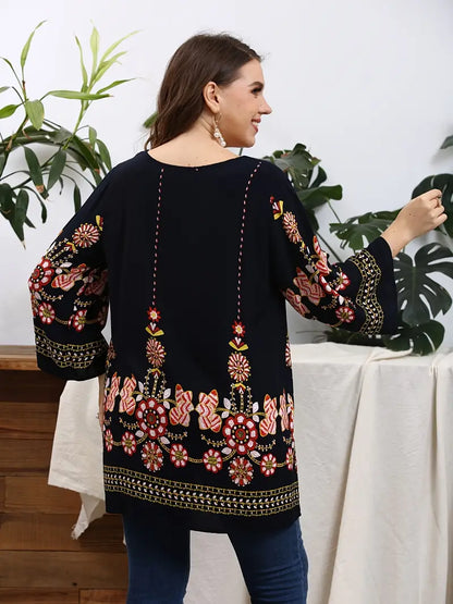 Frau in schwarzer bestickter Tunika mit buntem Blumenmuster, lässige Mode, Rückansicht.