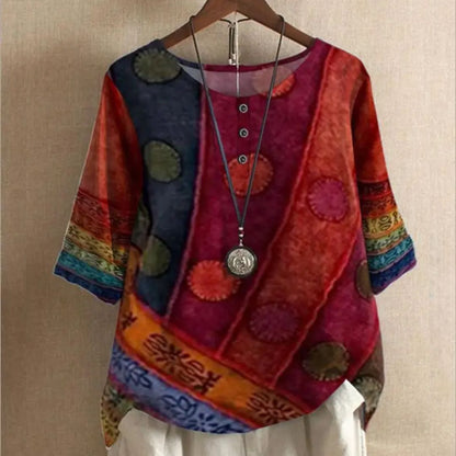 Bunte Damenbluse mit ethnischem Muster, Knopfleiste, Rundhals, 3/4-Ärmel, lässig, Boho-Stil.