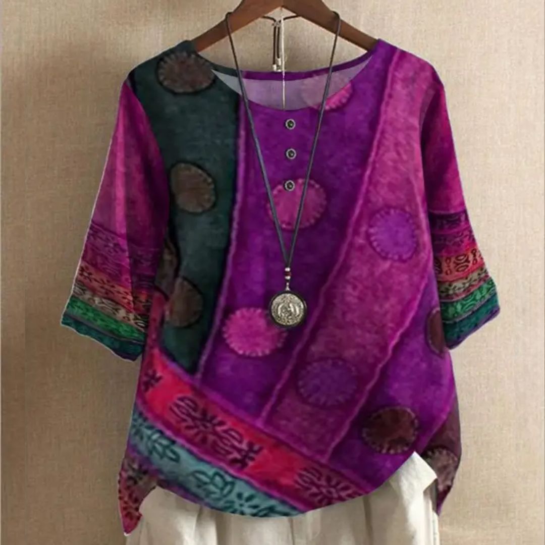 Bunte Damenbluse mit Ethno-Muster, lila, Rundhals, Knöpfe, lässig, Baumwolle, Boho-Stil.