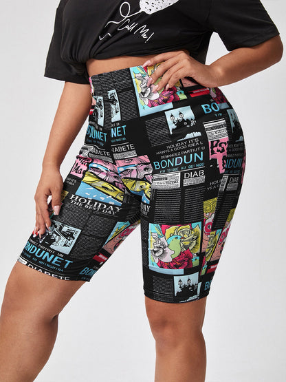 Frau in bedruckten Comic-Radlerhosen und schwarzem T-Shirt, modische Sportbekleidung.
