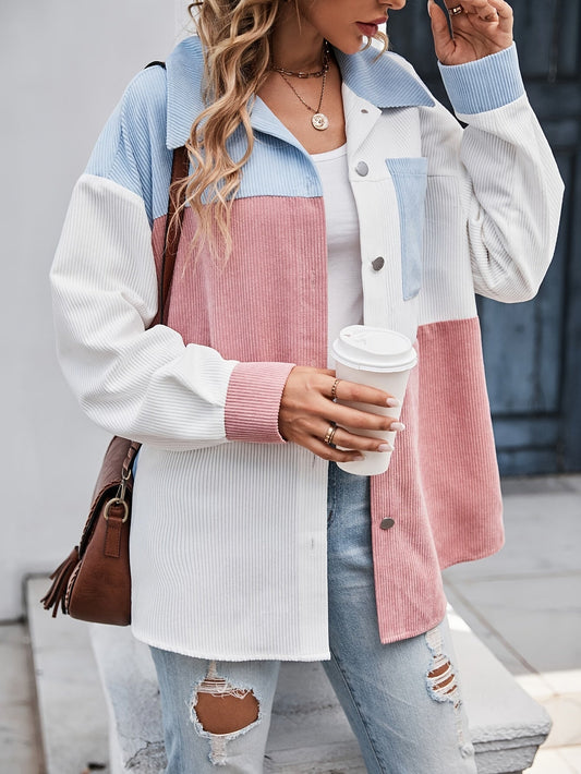 Frau in pastellfarbener Cordjacke, hält Kaffeebecher, modisch, lässig, Herbstmode.