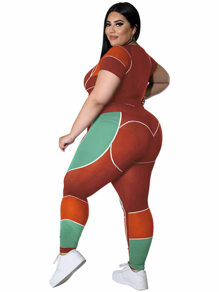 Frau in rot-grünem Sportanzug, Plus-Size, mit weißen Sneakers, Rückansicht.