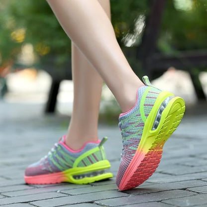 Frau in bunten Laufschuhen mit Neonsohle auf Pflasterweg, sportlich, bequem, modisch.