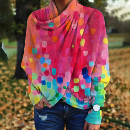 Frau mit buntem, gepunktetem Schal im Herbstpark, modisch, farbenfroh, Damenmode, Accessoire.