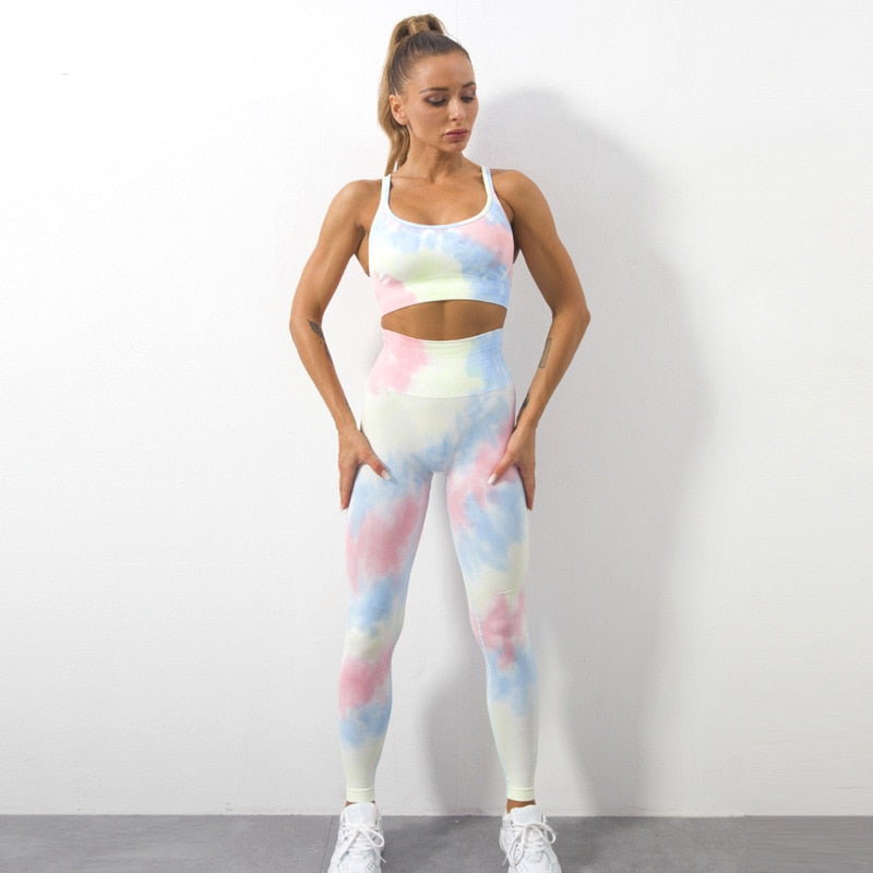 Frau in pastellfarbenem Sport-BH und Leggings, nahtlos, für Yoga und Fitness.