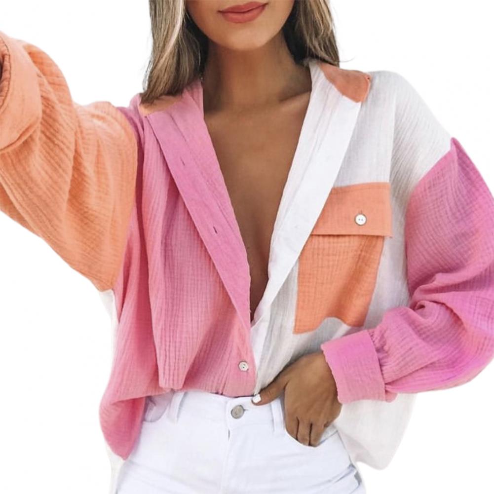 Frau trägt bunte, langärmelige Bluse aus Baumwolle, rosa und orange, modisch, lässig.