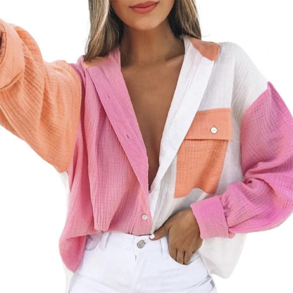 Frau trägt bunte, langärmelige Bluse aus Baumwolle, rosa und orange, modisch, lässig.