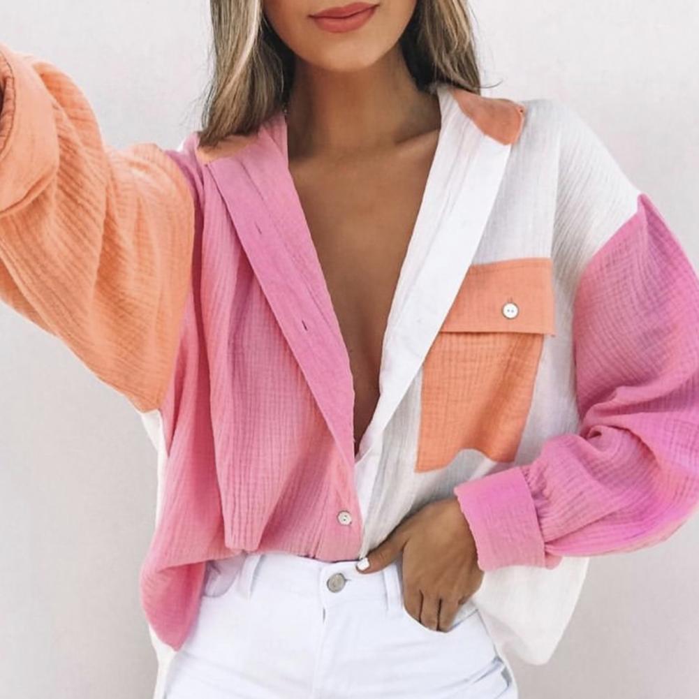 Frau in bunter, langärmeliger Bluse aus Baumwolle, rosa und orange, modisch, lässig.