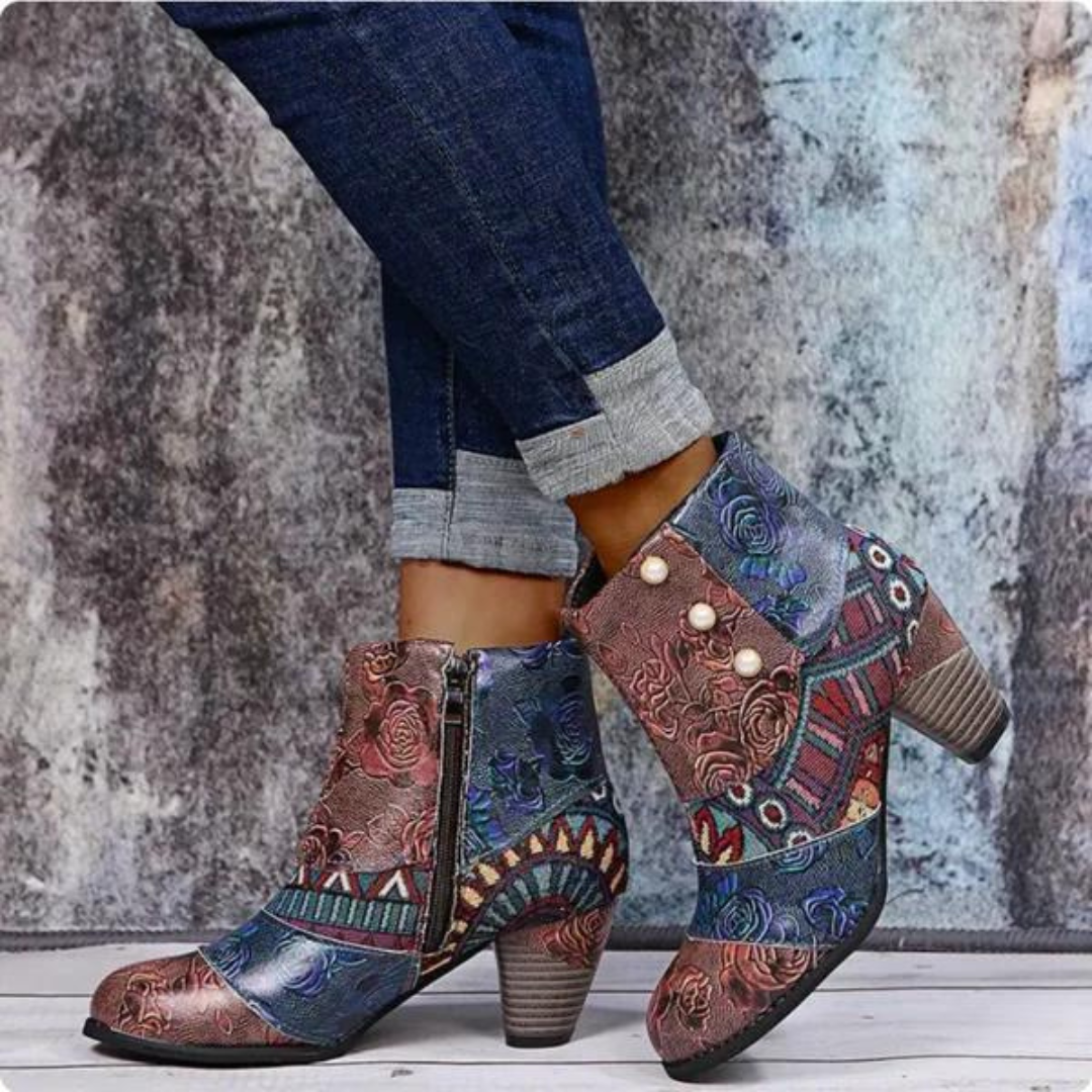 Farbige Damenstiefeletten mit Blumenmuster, Jeans, Holzabsatz, Reißverschluss, modisch.