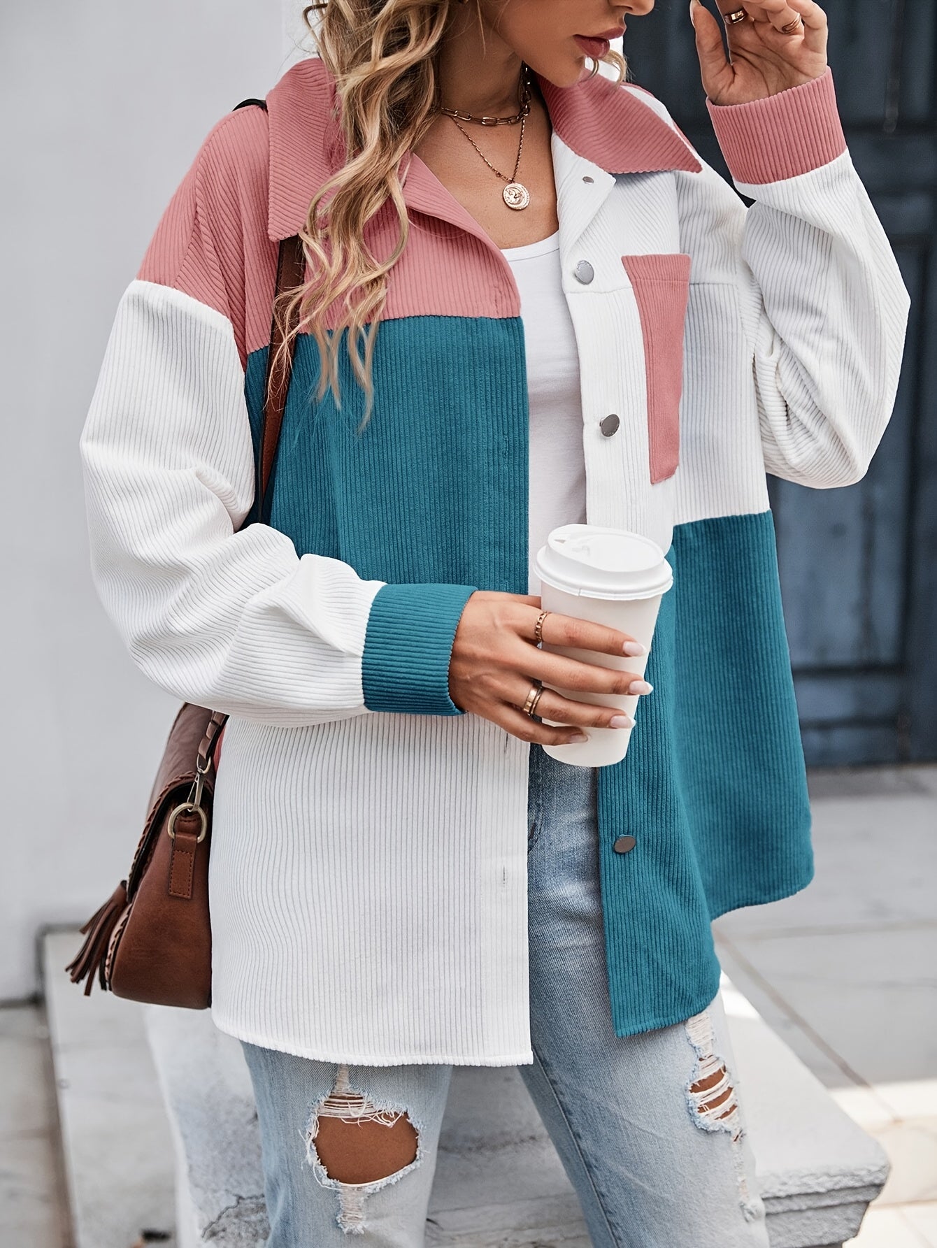 Farbblock-Cordjacke Damen, rosa-blau-weiß, lässig, Herbstmode, Kaffeetasse, Jeans.