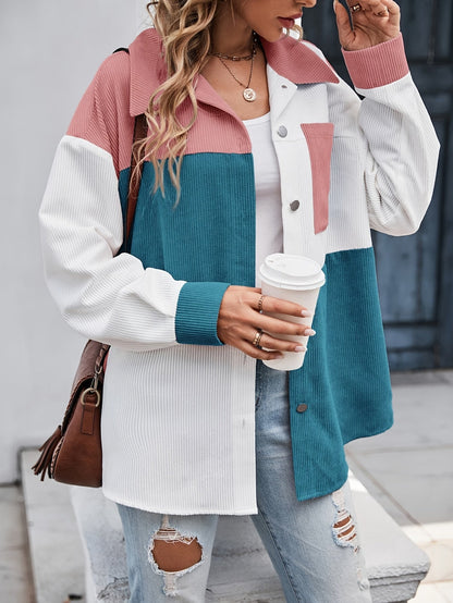 Farbblock-Cordjacke Damen, rosa-blau-weiß, lässig, Herbstmode, Kaffeetasse, Jeans.