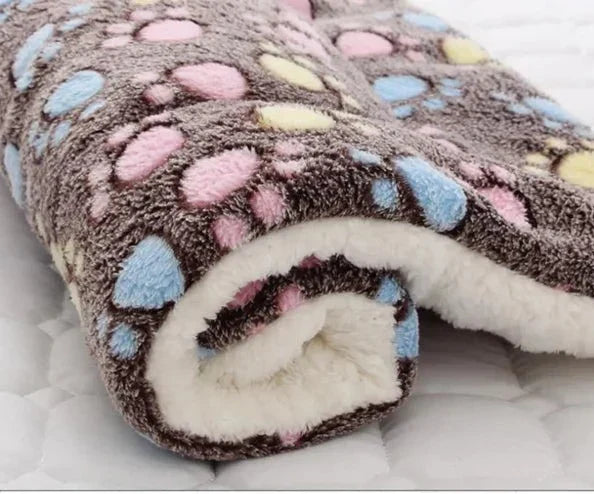 Weiche, bunte Fleecedecke mit Punkten, grau, rosa, blau, gelb, gemütlich, warm, Schlafzimmer.