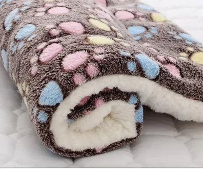 Weiche, bunte Fleecedecke mit Punkten, grau, rosa, blau, gelb, gemütlich, warm, Schlafzimmer.