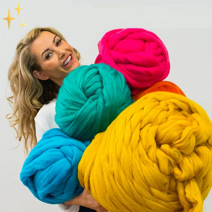 Frau mit buntem, dickem Strickgarn in Blau, Gelb, Pink und Türkis, ideal für DIY-Projekte.