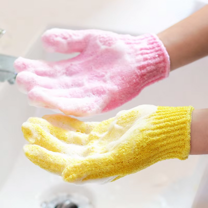 Zwei bunte Peeling-Handschuhe, rosa und gelb, beim Händewaschen mit Seifenschaum.