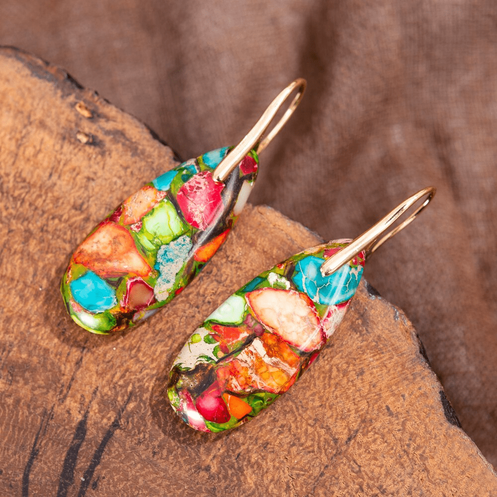 Bunte Jaspis-Tropfen-Ohrringe, handgemacht, Boho-Stil, goldene Haken, Schmuckaccessoire.