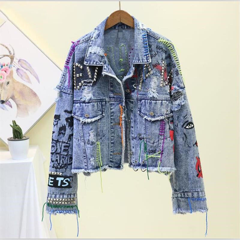 Bunte Damen-Jeansjacke mit Patches, Nieten und Fransen, modisch und individuell.