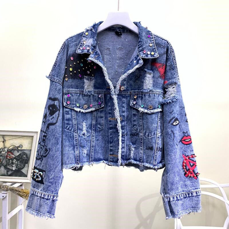 Blaue Jeansjacke mit Patches, Nieten und Fransen, modisch, Damenmode, Streetwear.