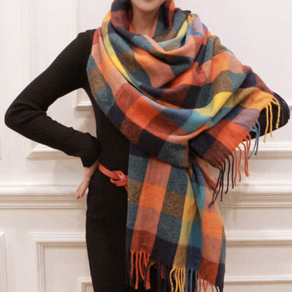 Frau mit bunter karierten Wollschal, Herbstmode, Accessoire, warm, stilvoll, elegant.