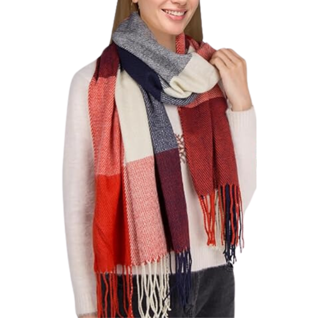 Frau mit kariertem Schal in Rot, Blau, Weiß; Wintermode, Accessoire, warm, stilvoll.