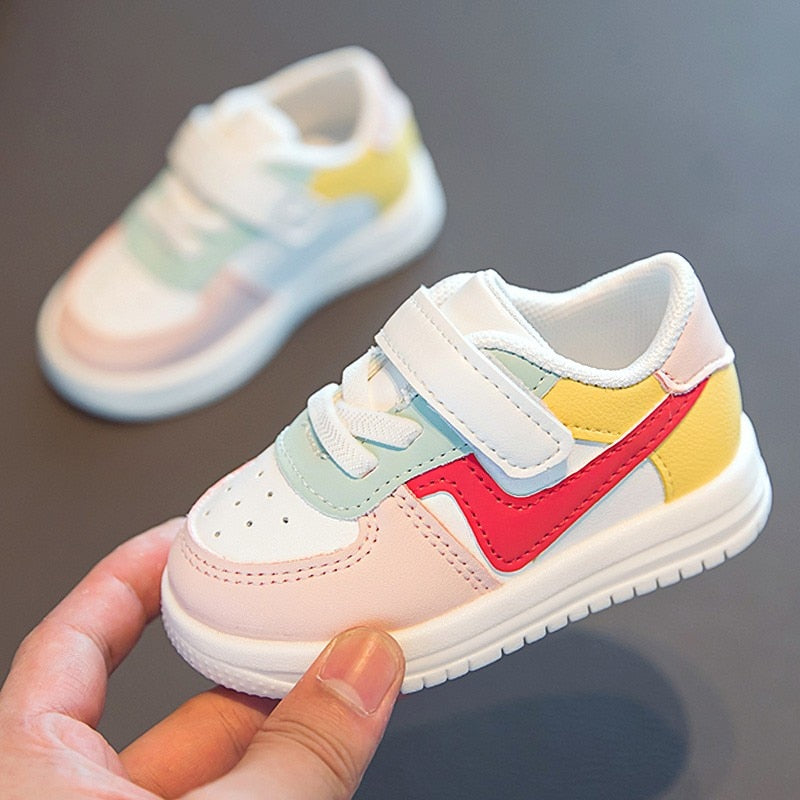 Bunte Kleinkind-Sneaker mit Klettverschluss, weiß, rot, gelb, für Jungen und Mädchen.