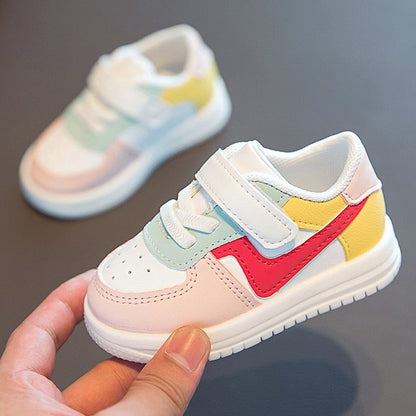 Bunte Kleinkind-Sneaker mit Klettverschluss, weiß, rot, gelb, für Jungen und Mädchen.
