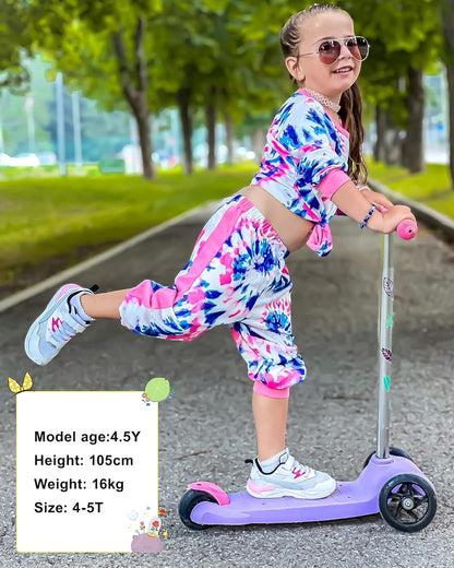 Mädchen auf lila Kinderroller, trägt buntes Sportoutfit, Sonnenbrille, lächelt im Park.
