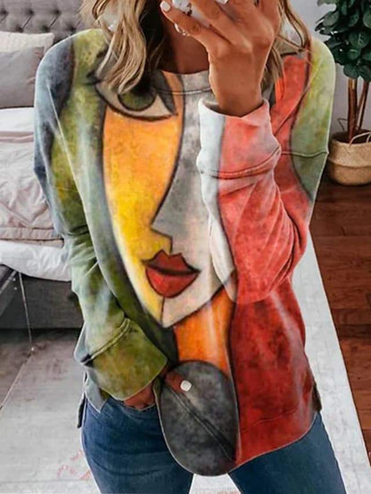 Frau in buntem Picasso-Pullover, abstraktes Gesichtsmuster, lässige Mode, Wohnzimmer.