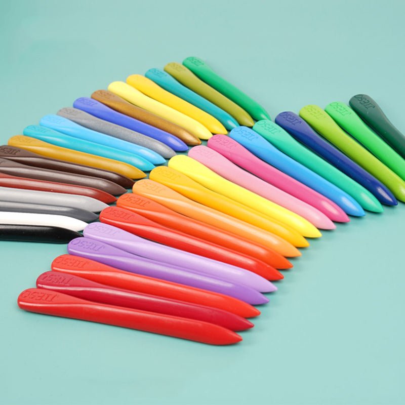 Bunte Kunststoff-Schuhanzieher, verschiedene Farben, auf grünem Hintergrund.